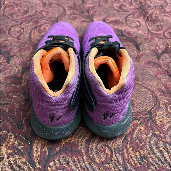 Kyrie 2 Basketball Shoe - Picture 2 of 6